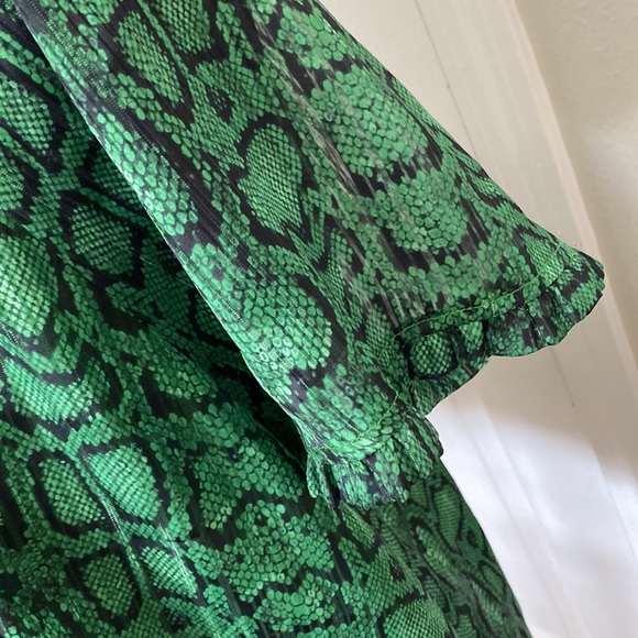 Brilliant green sheer lined top by Birgitte Herskind🌿 - Picture 3 of 12